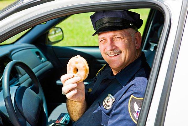 1. Amerikan polisi - donut ilişkisinin kaynağını hiç merak ettiniz mi? Bunun için 1950’lere geri dönmemiz gerekiyor.
