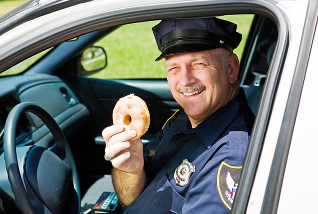 1. Amerikan polisi - donut ilişkisinin kaynağını hiç merak ettiniz mi? Bunun için 1950’lere geri dönmemiz gerekiyor.