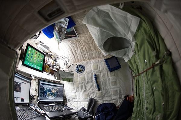 Uzayda boşlukta uçuşmamak bir kabinin içinde bağlı şekilde uyuyabilen astronotlar varsa, bizler de basit uyku sorunlarımızı onlardan örnek alarak çözebiliriz!