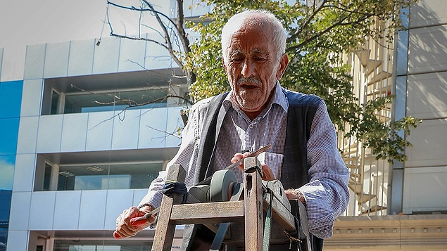 Yarım Asırlık Çarkçı Ali Ustanın Gidecek Yeri Yok: Bayram da Gelse Garibanlık Aynı 31