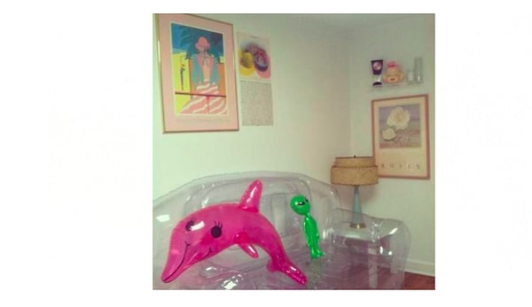 16. Вроде бы неплохой вариант летнего диванчика, если бы не розовый дельфин и пришелец внутри...