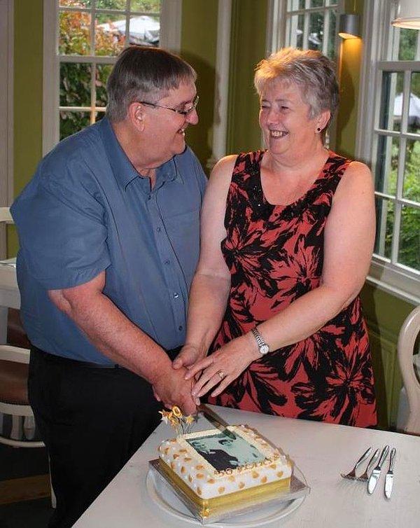 16. "50 yıllık evlilikten sonra tıpkı o ilk gün gibi pasta kesiyorlar."