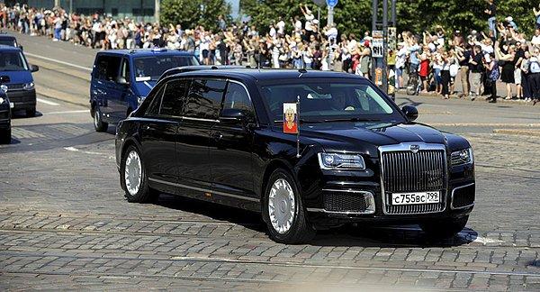 15. Vaktiyle Mercedes-Benz kullanan Başbakanlar arasındaydı Vladimir Putin, geçen yıldan itibaren o da yerli alternatifini buldu.