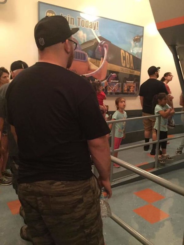 8. "Нашёл своего двойника в калифорнийском Диснейленде".