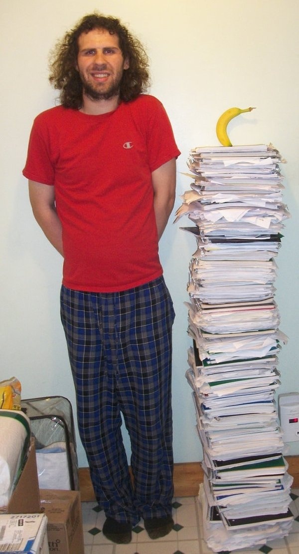 1. Мужчина, закончивший аспирантуру по электроинженерии, сложил в стопку все свои тетради с лекциями.