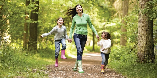 12. Случайно лайкать фото, блуждая по чьей-то странице в интернете, - это всё равно что наступать на веточки деревьев, гуляя по лесу.