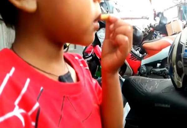 4. Любимым занятием мальчика было покурить и выпить чашечку черного кофе. Для 20-летнего парня вполне себе нормальное времяпрепровождение, но ведь не для двухлетнего малыша!