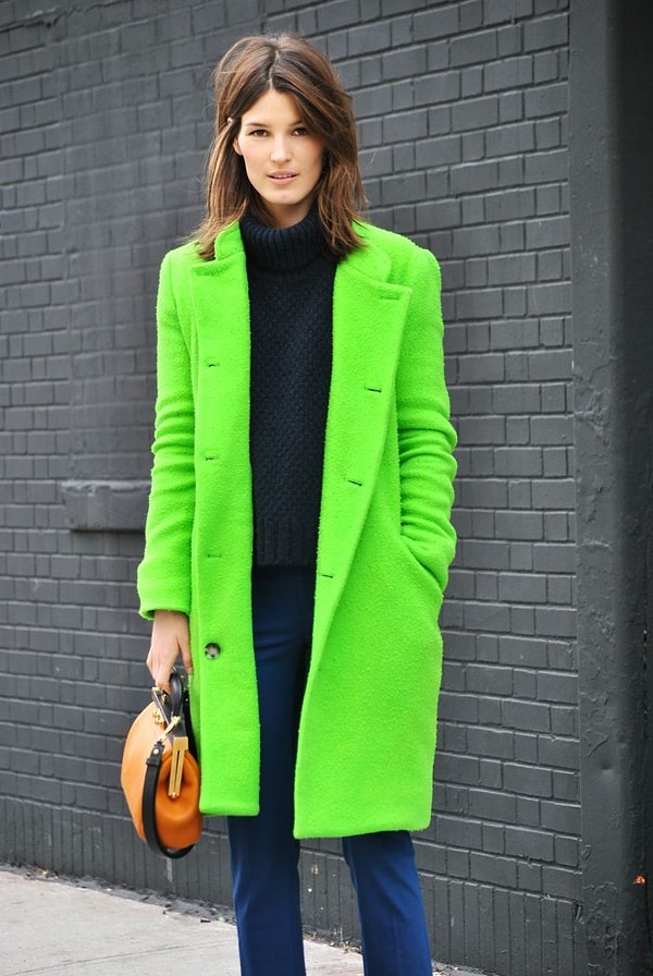 В отличие от предыдущих лет, сейчас неон актуален в качестве цвета одного предмета гардероба.