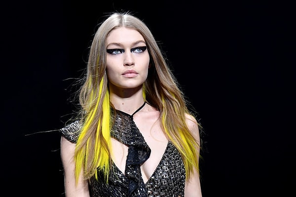 Стоит заметить, что неон моден не только в одежде: волосы и макияж подобных оттенков не менее популярны.