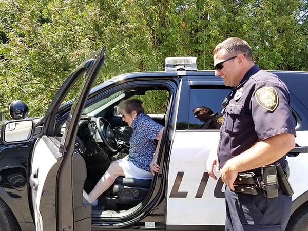 4. Пожилой даме даже позволили сесть на место водителя и включить сирену.