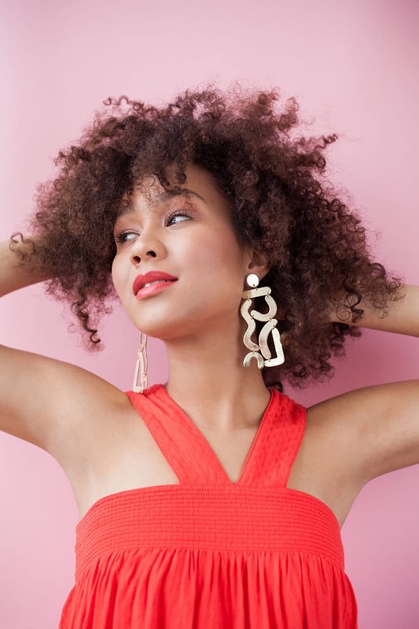 19. Серьги интересной формы помогут создать стильный образ, если сочетать их, например, с однотонным платьем.