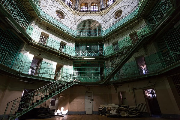 3. Тюрьма была построена по проекту знаменитого английского теоретика Иеремия Бентам - паноптикому. В тюрьме, построенной по такому образцу, смотритель может наблюдать за всеми заключёнными одновременно, а те, в свою очередь, не будут об этом знать.