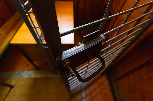 9. 930 камер изначально предназначались для 1150 заключённых, но во времена правления Сталина там сидело 12 000(!) человек!