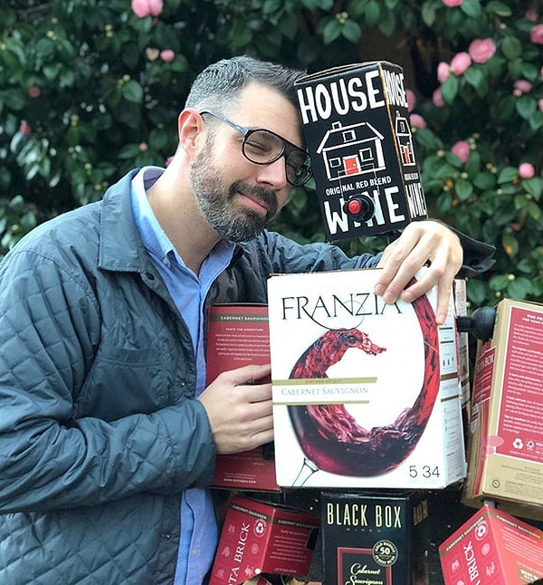 9. Кстати, свадьбу пара решила сыграть скромную, пригласив на церемонию только близких и друзей.