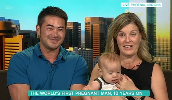 Несмотря на то, что пара знает, что их жизнь посторонним людям кажется «иной» и «особенной», они не считают, что «отличаются от любой другой семьи».