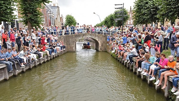 6. Недавно голландец решился проплыть по маршруту известного забега на коньках "Элфстедентохт" (Elfstedentocht), длина которого составляет ни много ни мало 200 км!