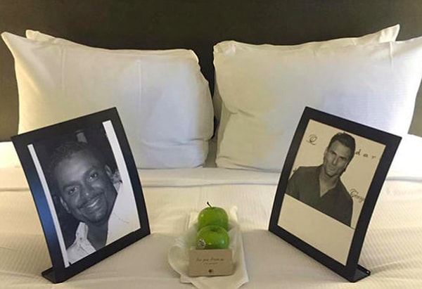 13. "Пожалуйста, распечатайте фото Альфонсо Рибейро и Джереми Джэксона и поставьте их на кровать так, как будто они смотрят друг на друга".