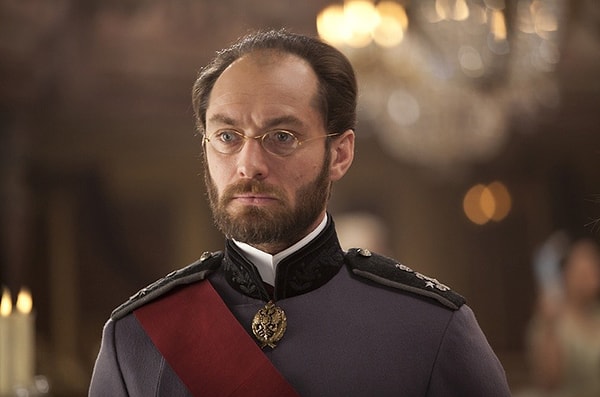 1. Джуд Лоу в непривычном для него образе. Кого он сыграл?