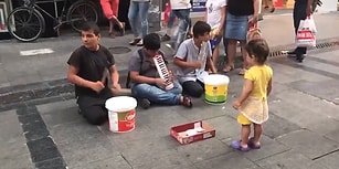 Sokakta Müzik Yapan Çocuklardan Muhteşem Bir 'Çav Bella' Performansı