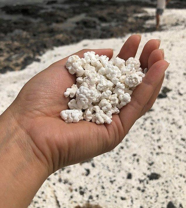 4. Fuerteventura'daki taşlar patlamış mısıra benziyor.