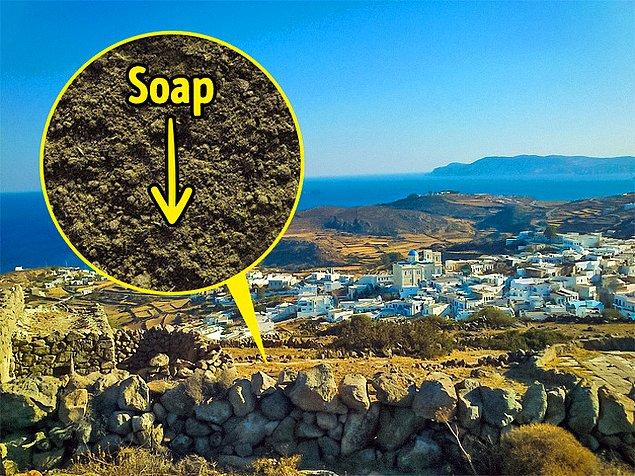 5. Kimolos Adası'nın toprağı sıvı sabundan oluşuyor.