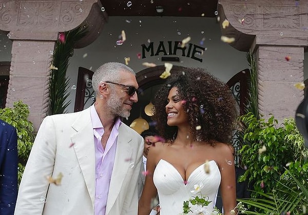 Известно, что ребята познакомились уже после развода Венсана с Моникой, и произошло это на Ибице.