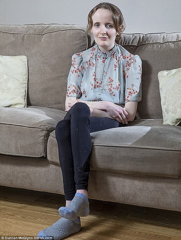 1. Это 19-летняя Кейтлин Уайт (Caitlin White) из города Перт (Шотландия). Девушка страдает серьёзным и редким недугом под названием "гастропарез", из-за которого она терпит приступы рвоты по 30 раз за день 😱 Кейтлин весит всего лишь 38 кг и скоро может начать страдать от полиорганной недостаточности.