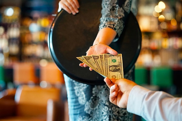 3. Американцы ОБЯЗАТЕЛЬНО оставляют в ресторанах большие чаевые