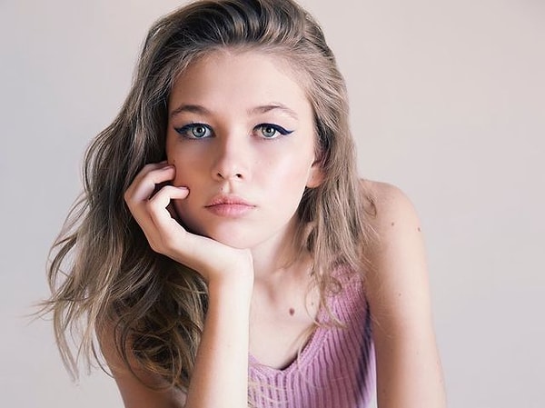 1. Начнем! Угадаете, кто мама этой девушки по имени Соня?