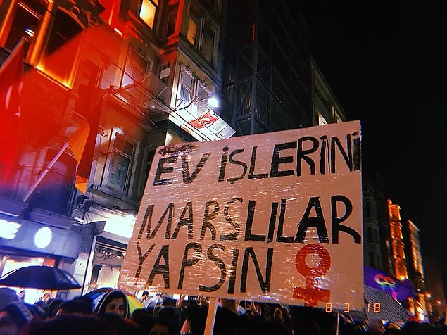 8. Sırlarınızı ve özel anlarınızı başkalarıyla paylaşır: Kimsenin bilmesini istemediğiniz mahrem sırlarınızı ya da özel yaşantınızı üçüncü kişilerin yanında dile getirir, üstüne üstlük bunlarla dalga geçer.