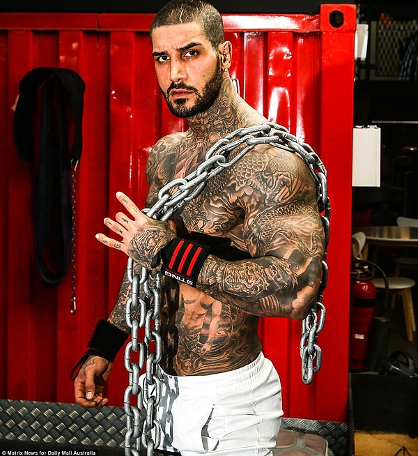 Этому парню 28 лет. Прославился он с помощью пиццы, положив кусочек на собственный половой орган.