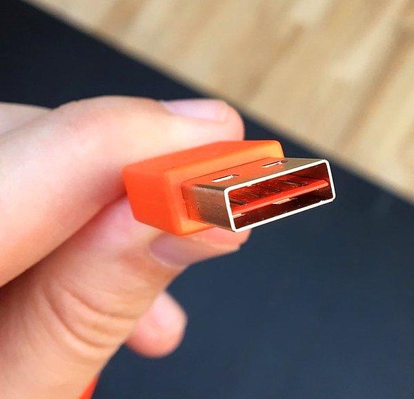 5. "Bu USB konektörü iki taraflı da çalışıyor."