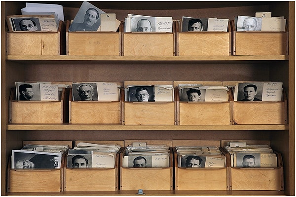 7. Проводил политику проверки и обмена партийных документов. На базе собранной им картотеки была построена грандиозная централизованная номенклатурная кадровая система.