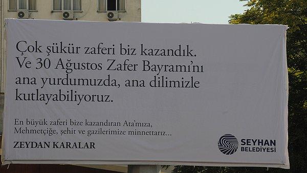 Belediye Türkçe olarak hazırladığı pankartta ise '30 Ağustos'u ana yurdumuzda, ana dilimizde kutlayabiliyoruz' dedi.