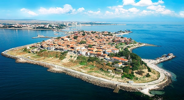 7. Какой из этих флагов принадлежит Болгарии?