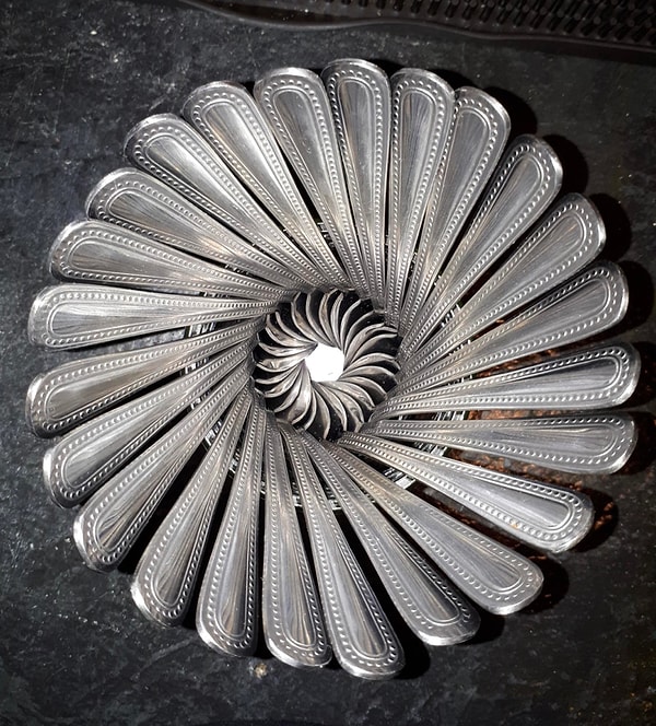 18. Как думаете, что это? А вот и не угадали, ведь это цветок из ложек 😱