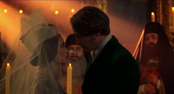 6. Dracula filmindeki düğün sahnesi o kadar gerçekçi çekildi ki (Rahip, gerçek bir rahipti) Keanu Reeves ve Winona Ryder o günden bu yana evli olabilir.