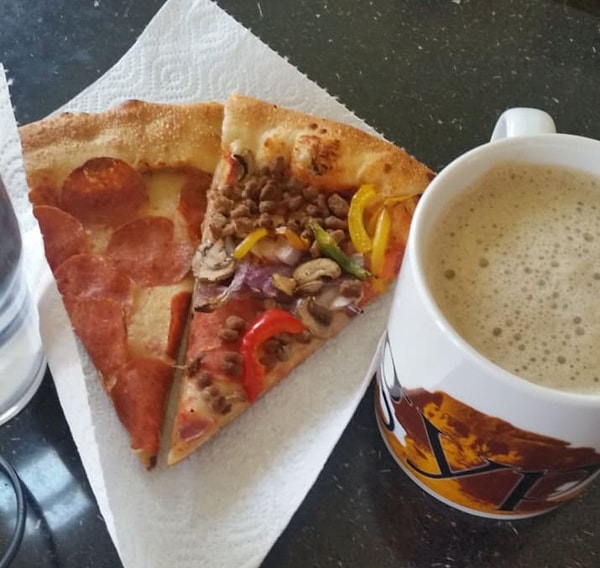 6. А оставшиеся куски пиццы, как ни странно, вкуснее по утрам в холодном виде