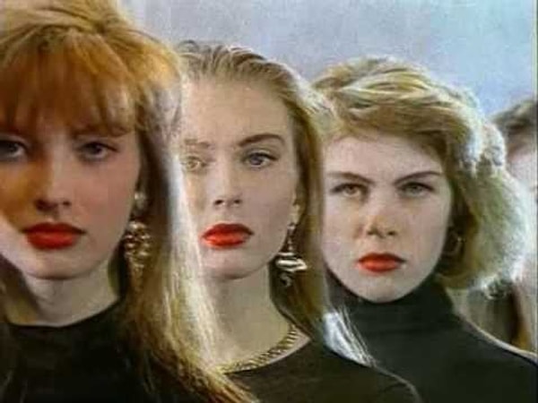 2. Кто исполняет песню "Position 2", кадр из клипа которой вы видите?