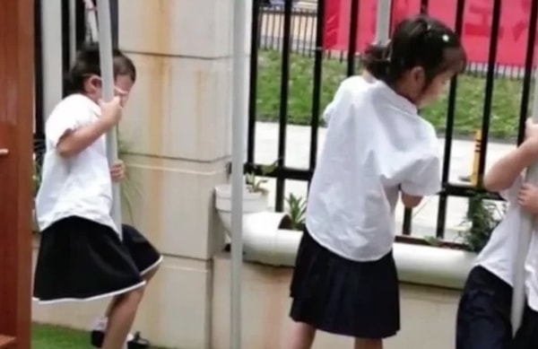 6. Там даже установили шесты, чтобы дети могли попробовать станцевать стриптиз.