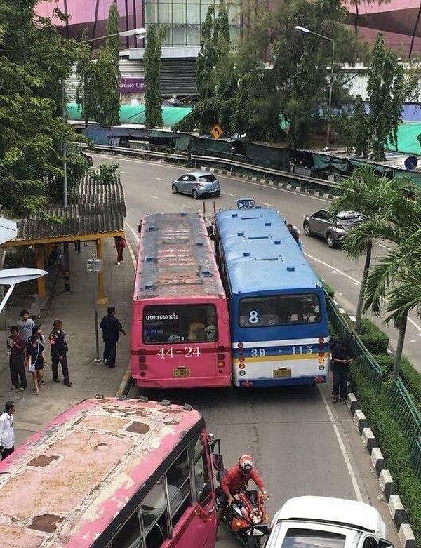 26. Как они вообще умудрились так встать?