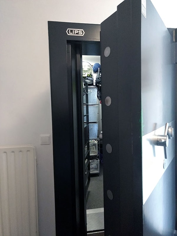 5. "Когда-то в моем доме был банк. Мы сделали кладовку из хранилища"