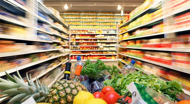 Kesinlikle açken marketlere gitmiyoruz, önümüze gelen her şeyi almak isteyeceğimiz için karnımızı doyuruyor ve öyle markete gidiyoruz.
