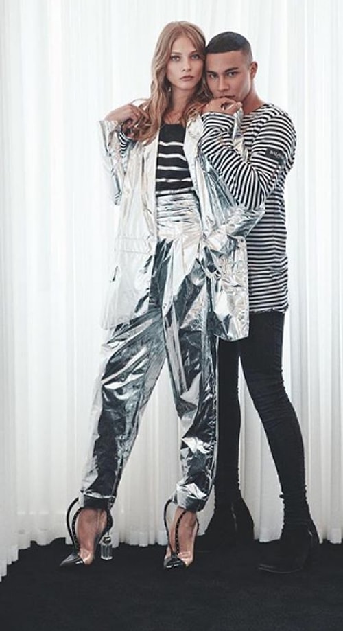 Balmain için podyumda yürümeye alışkın olan dünyaca ünlü modeller, Kendall Jenner ve Gigi Hadid'in pabuçları dama atılmış gibi duruyor.