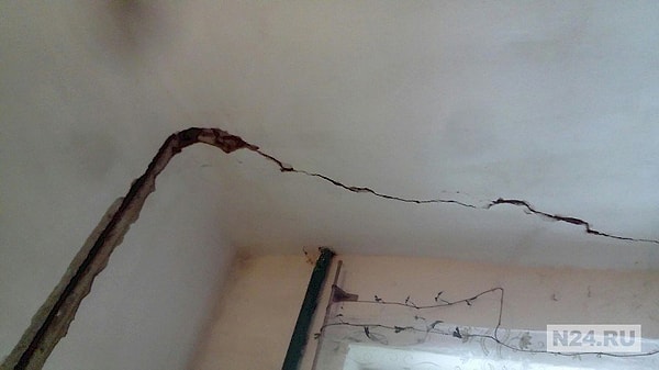 4. Также известно, что из-за повреждений эвакуировали больницы и школы, а после повторного толчка объявили чрезвычайное положение.