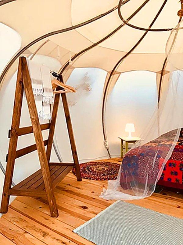 Şirin mi şirin çadırları Instagram'da paylaşan Arman, çadırlar için "Uzaydan gelip konmuş gibiler..." yorumunu yapıyor.