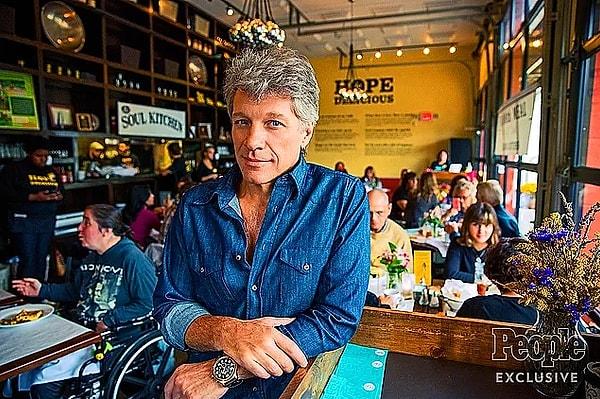 25. Bon Jovi'nin, fiyatları belli olmayan yemeklerden oluşan bir restoranı vardır; burada insanlar ne isterlerse onu öderler.