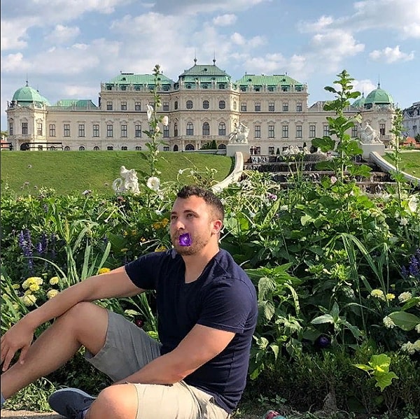 9. Эти фото со знакомыми, но преувеличенными позами – замечательное напоминание о том, что не стоит воспринимать серьезно все, что мы видим в Инстаграме