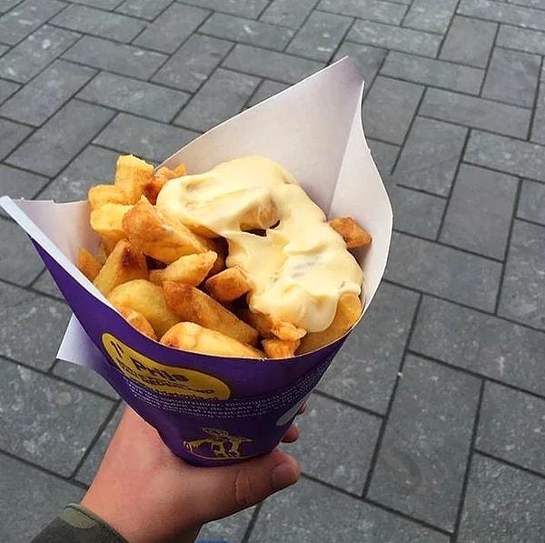 Ayrıca Hollanda'da patates kızartması mayonezle servis ediliyor. Diğer opsiyonlar arasında peynir, fıstık sosu ve ketçap da var.