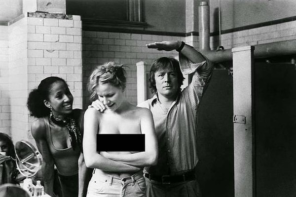 10. Режиссер Алан Паркер готовит актрис к съемкам сцены в фильме «Слава».